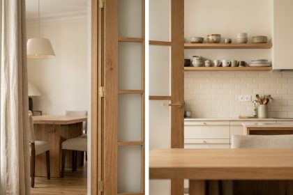 Porte battante en bois de chêne avec panneaux en verre dépoli installée entre une cuisine moderne et une salle à manger, quincaillerie en laiton et cadre naturel élégant